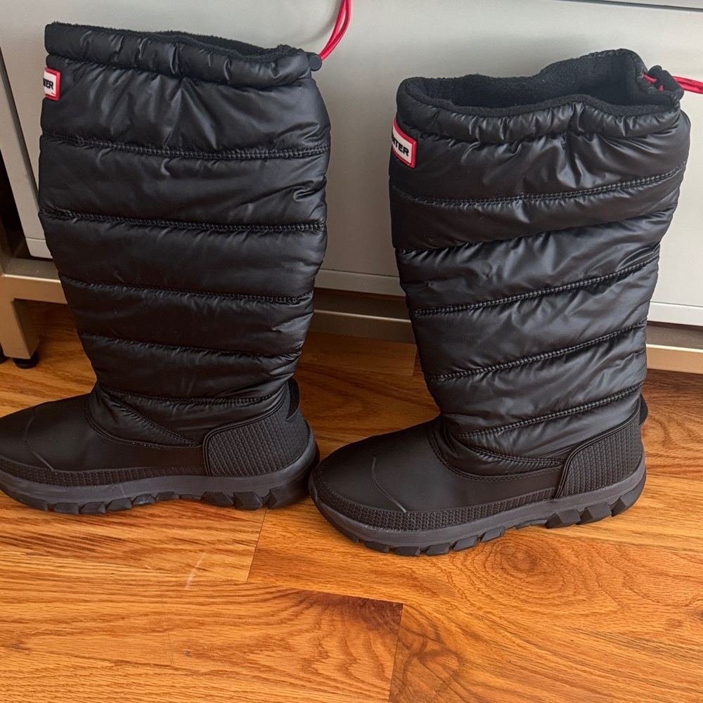 Hunter Women's Black Quilted Insulated Winter Boots with Red Logo - Picture 3 of 5